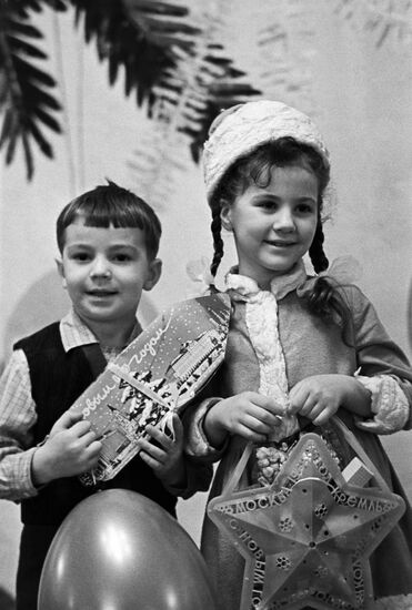 Children with New Year's presents.