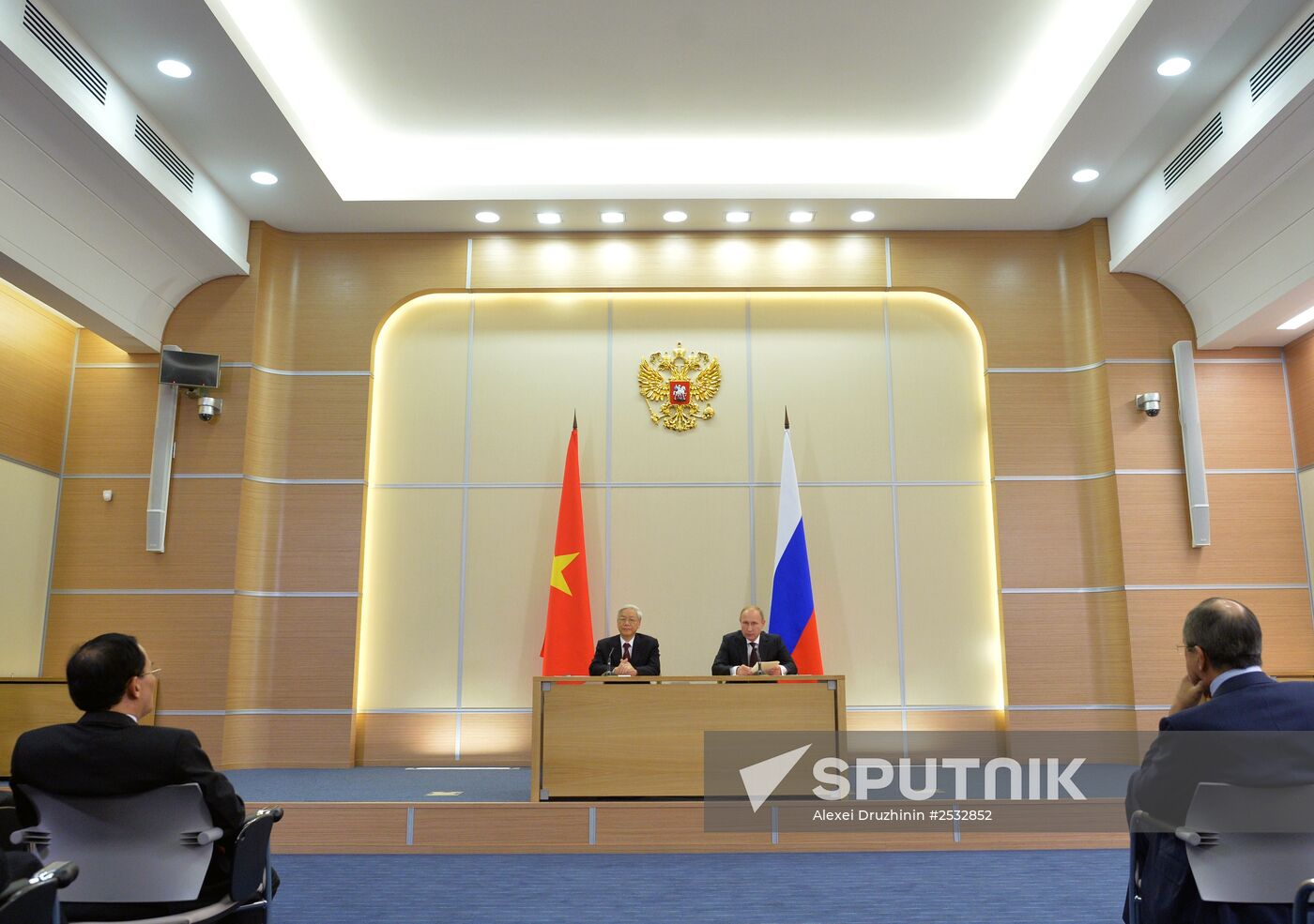Vladimir Putin holds meeting with Nguyen Phu Trọng