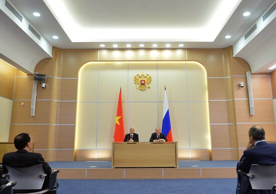 Vladimir Putin holds meeting with Nguyen Phu Trọng