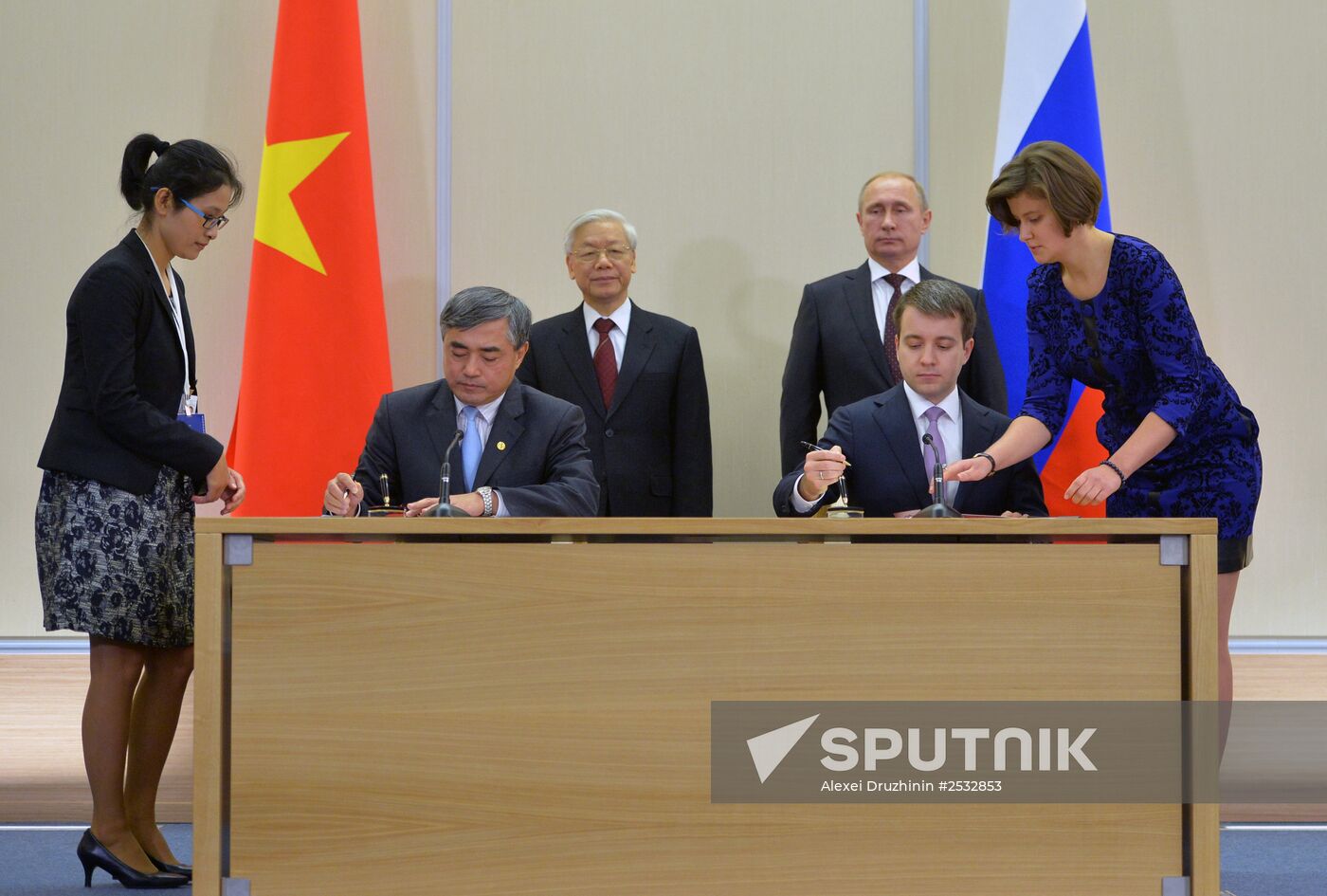 Vladimir Putin holds meeting with Nguyen Phu Trọng