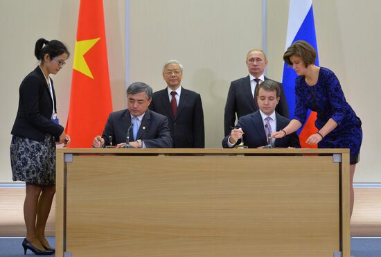 Vladimir Putin holds meeting with Nguyen Phu Trọng
