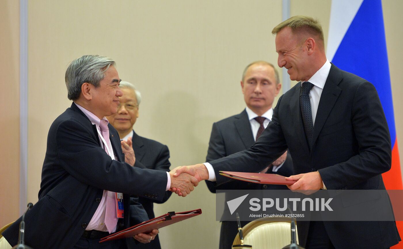 Vladimir Putin holds meeting with Nguyen Phu Trọng