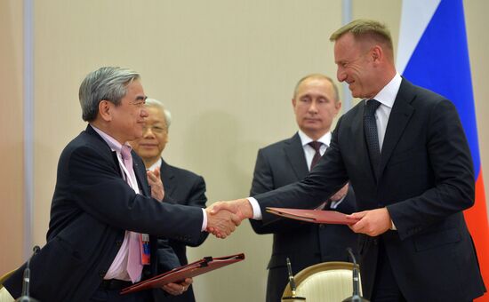 Vladimir Putin holds meeting with Nguyen Phu Trọng