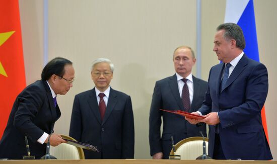Vladimir Putin holds meeting with Nguyen Phu Trọng