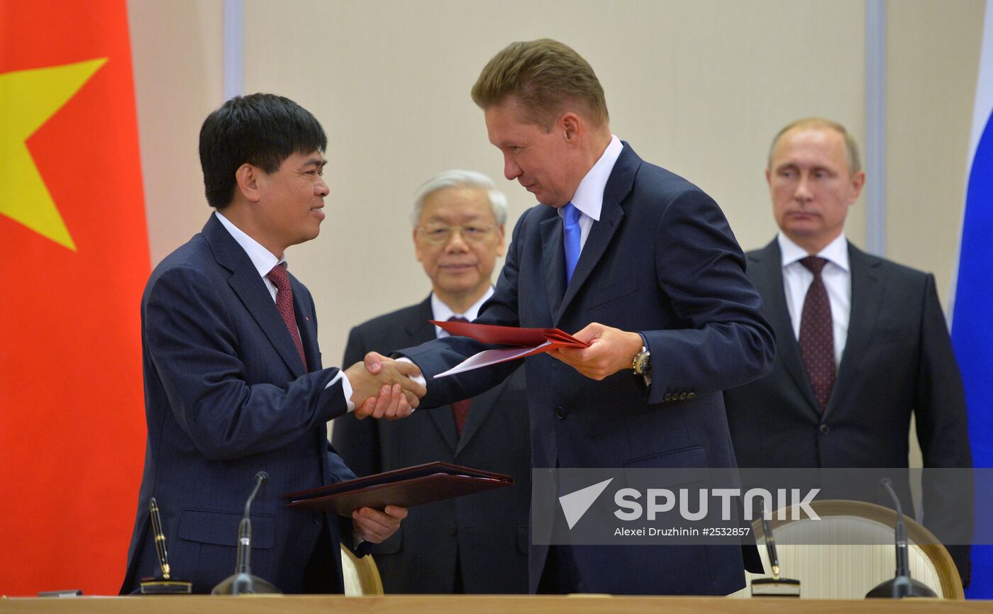 Vladimir Putin holds meeting with Nguyen Phu Trọng