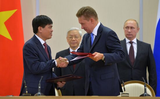 Vladimir Putin holds meeting with Nguyen Phu Trọng