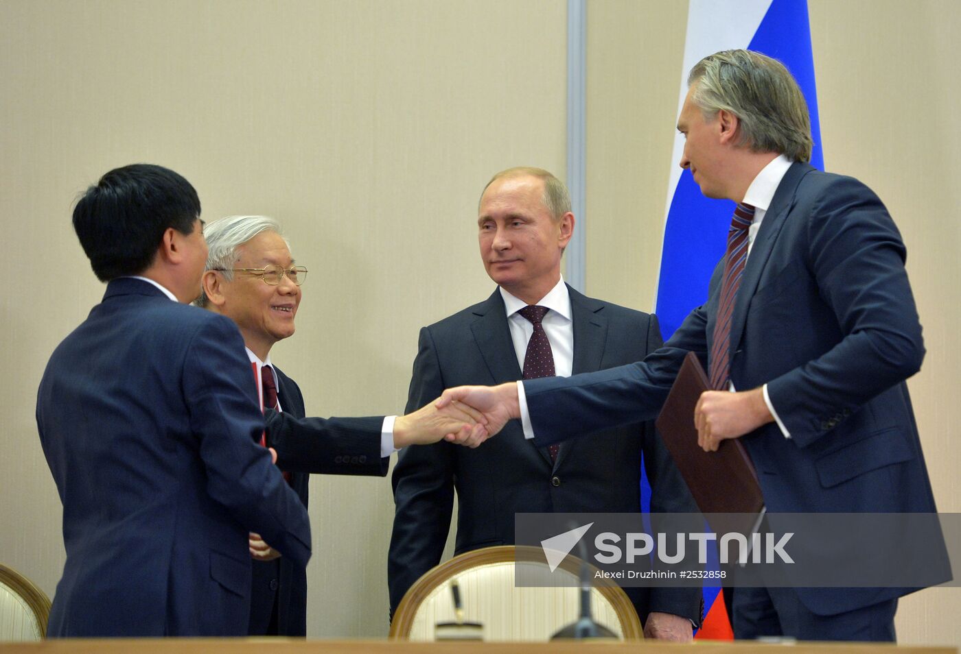 Vladimir Putin holds meeting with Nguyen Phu Trọng