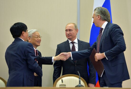 Vladimir Putin holds meeting with Nguyen Phu Trọng