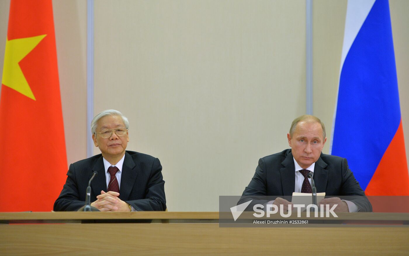 Vladimir Putin holds meeting with Nguyen Phu Trọng