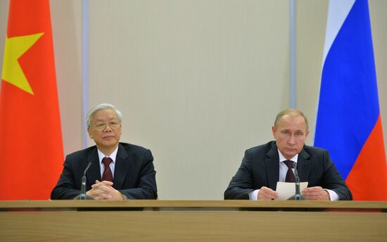 Vladimir Putin holds meeting with Nguyen Phu Trọng