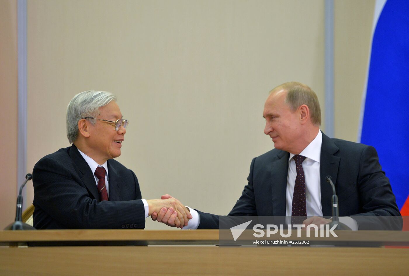 Vladimir Putin holds meeting with Nguyen Phu Trọng