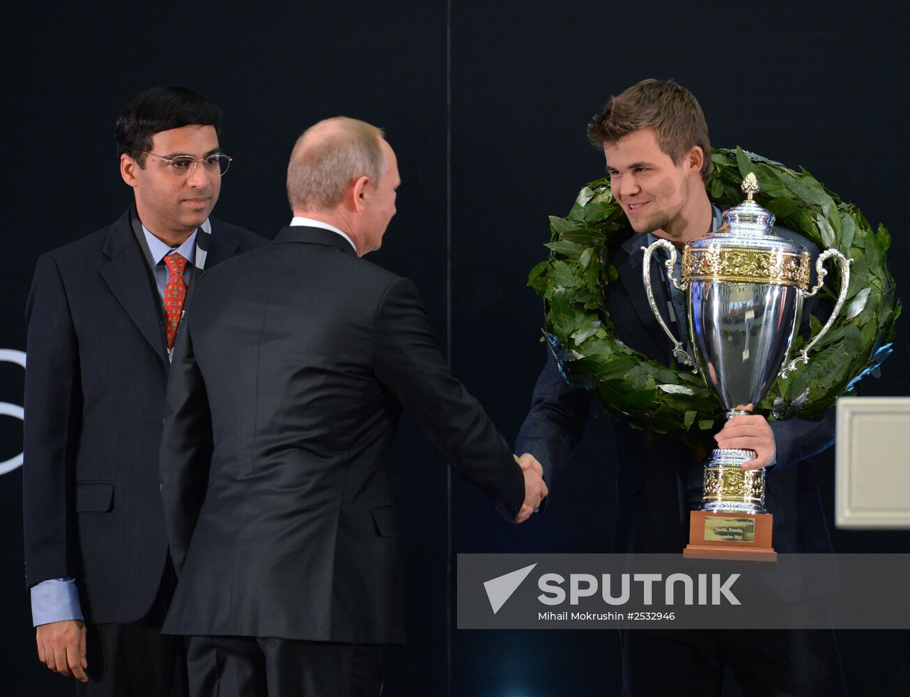 Vladimir Putin attends award ceremony for world chess champion