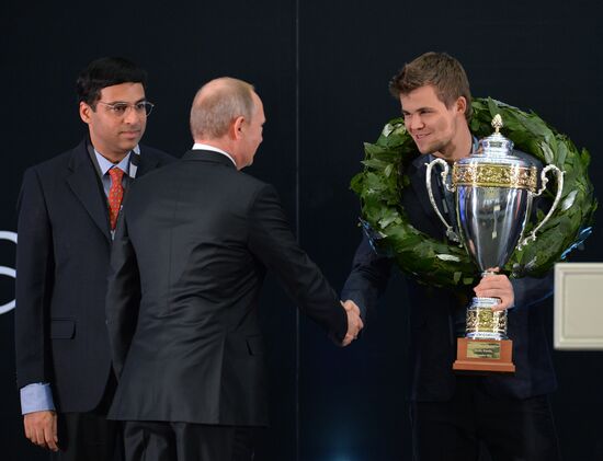 Vladimir Putin attends award ceremony for world chess champion