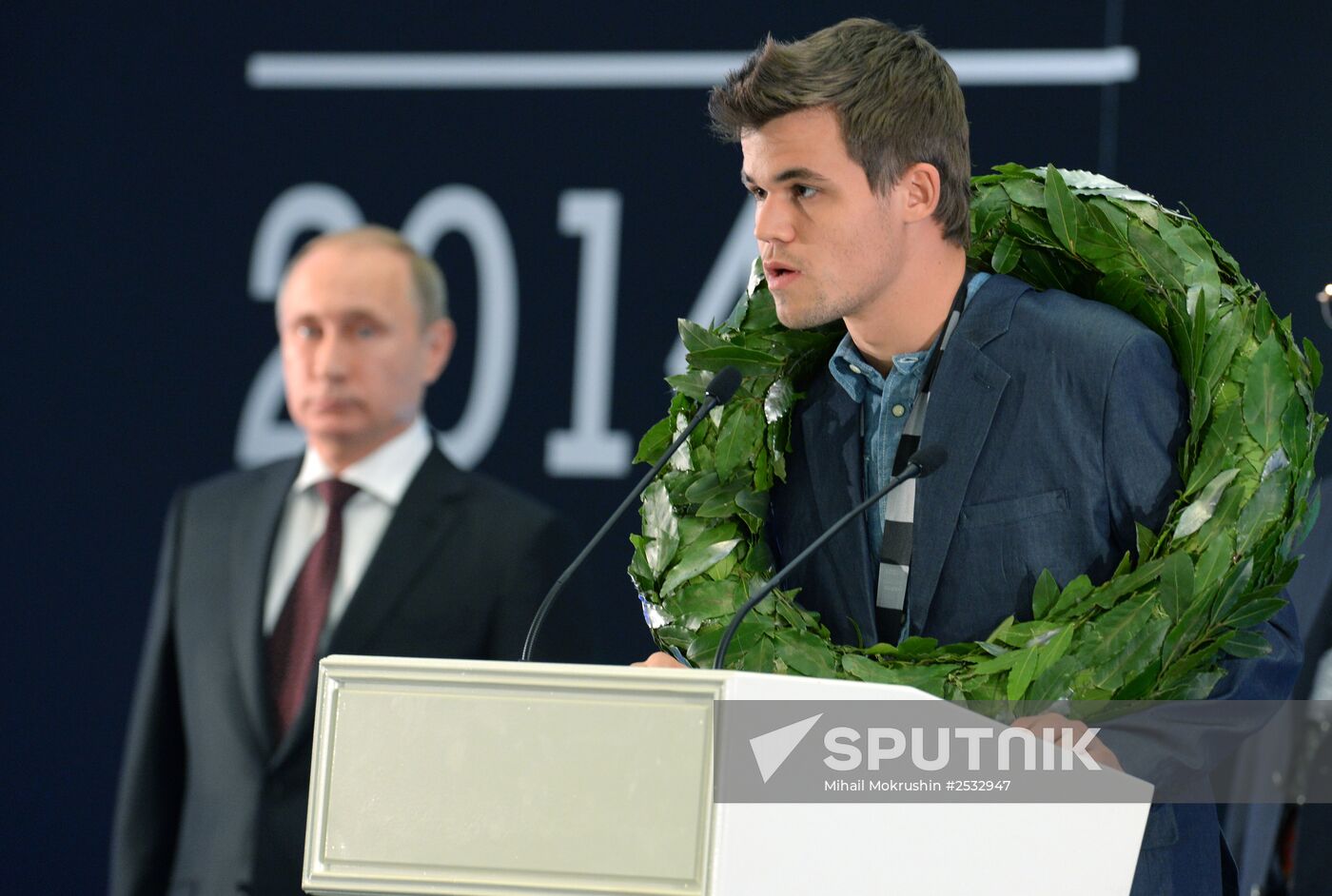 Vladimir Putin attends award ceremony for world chess champion