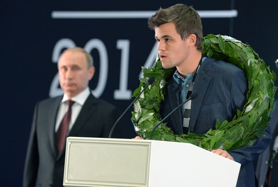 Vladimir Putin attends award ceremony for world chess champion