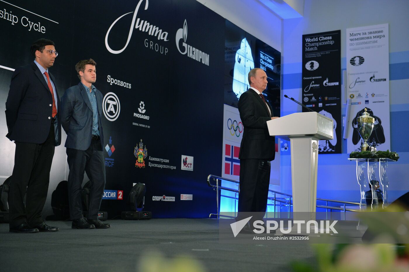 Vladimir Putin attends award ceremony for world chess champion