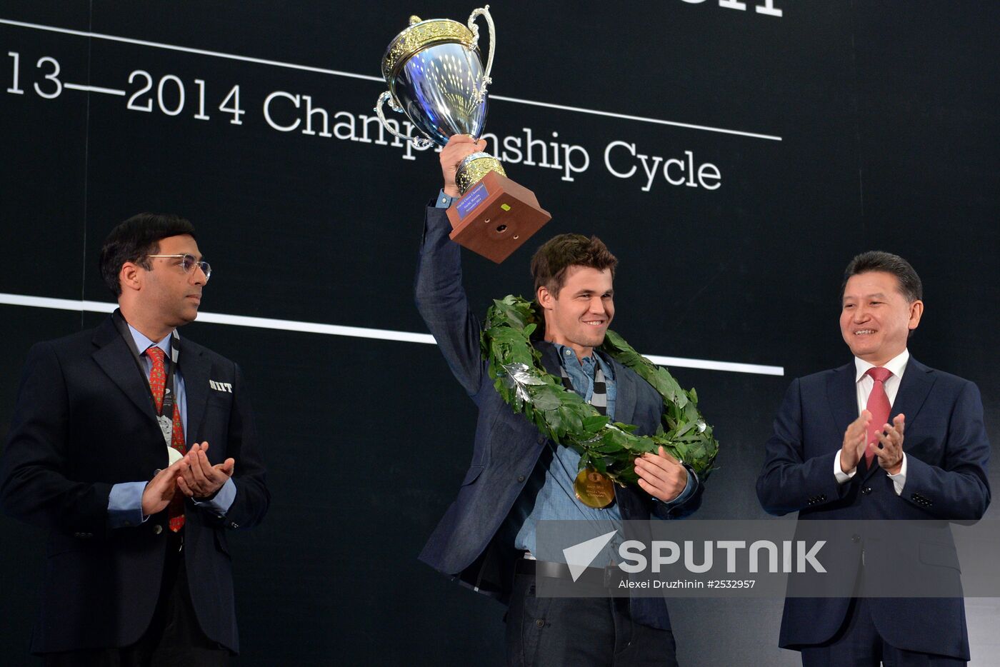 Vladimir Putin attends award ceremony for world chess champion