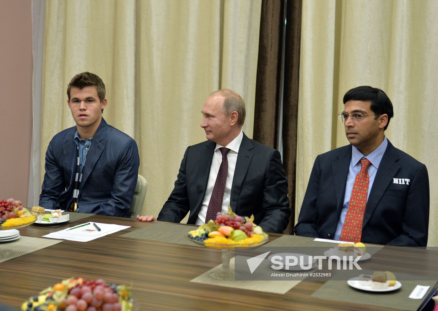 Vladimir Putin attends award ceremony for world chess champion
