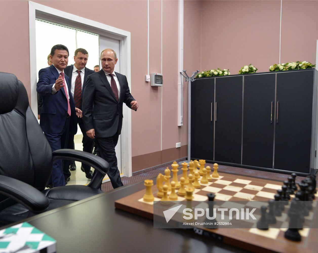 Vladimir Putin attends award ceremony for world chess champion