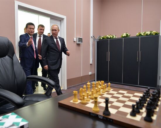 Vladimir Putin attends award ceremony for world chess champion