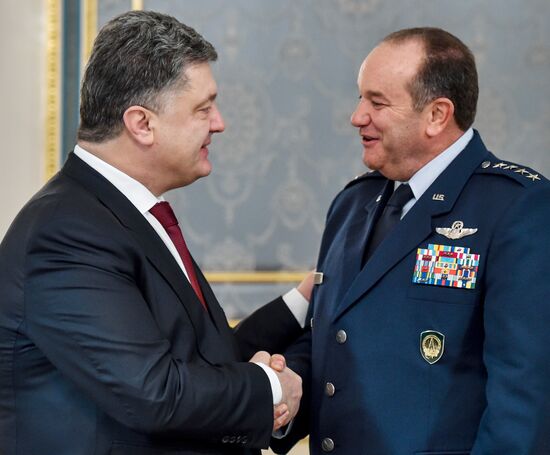 Petro Poroshenko meets with Philip Breedlove in Kiev