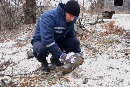 Deactivating explosives in Donbas