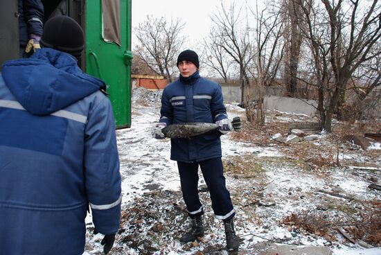 Deactivating explosives in Donbas