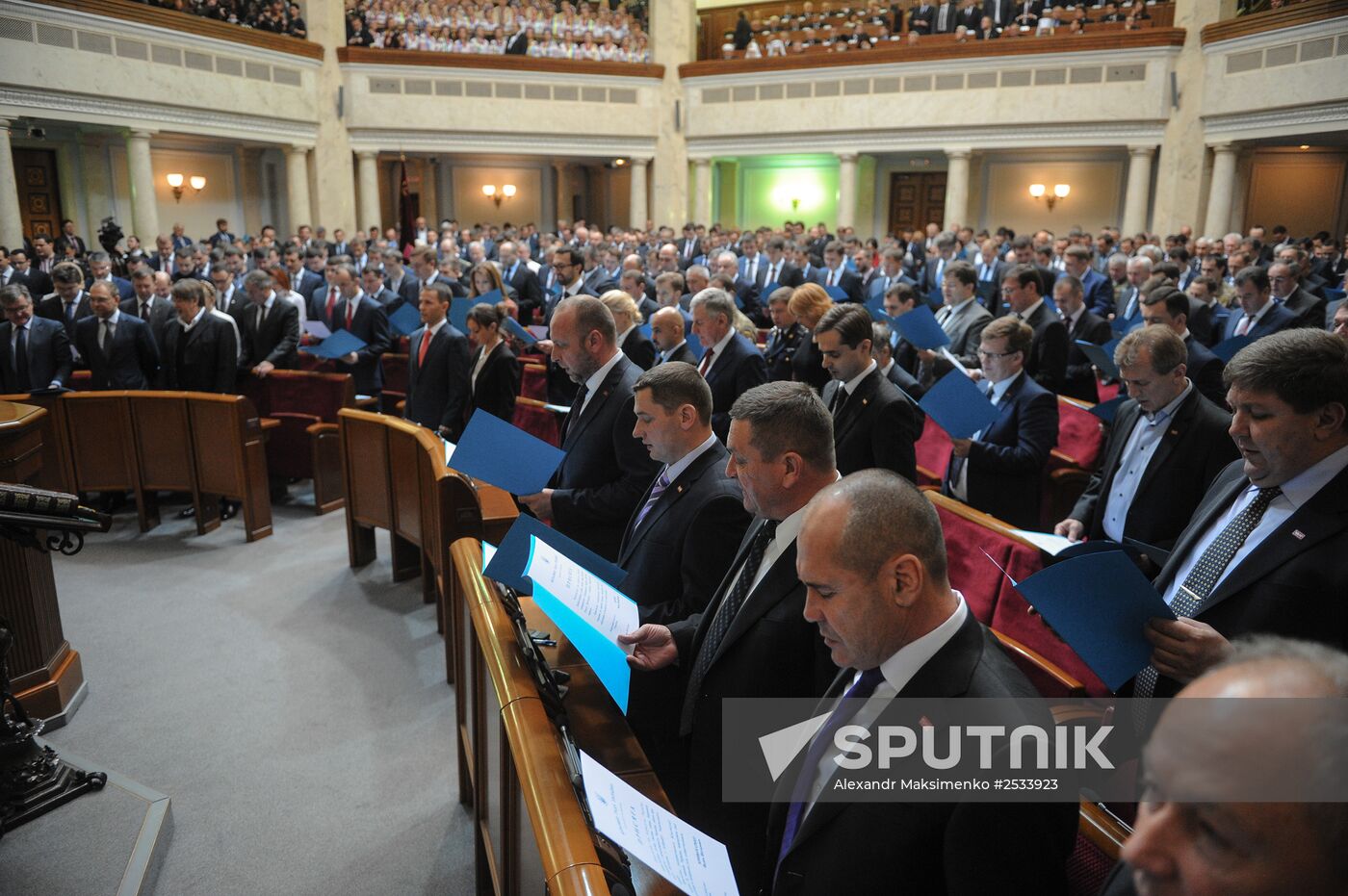 Ukraine parliament holds first session