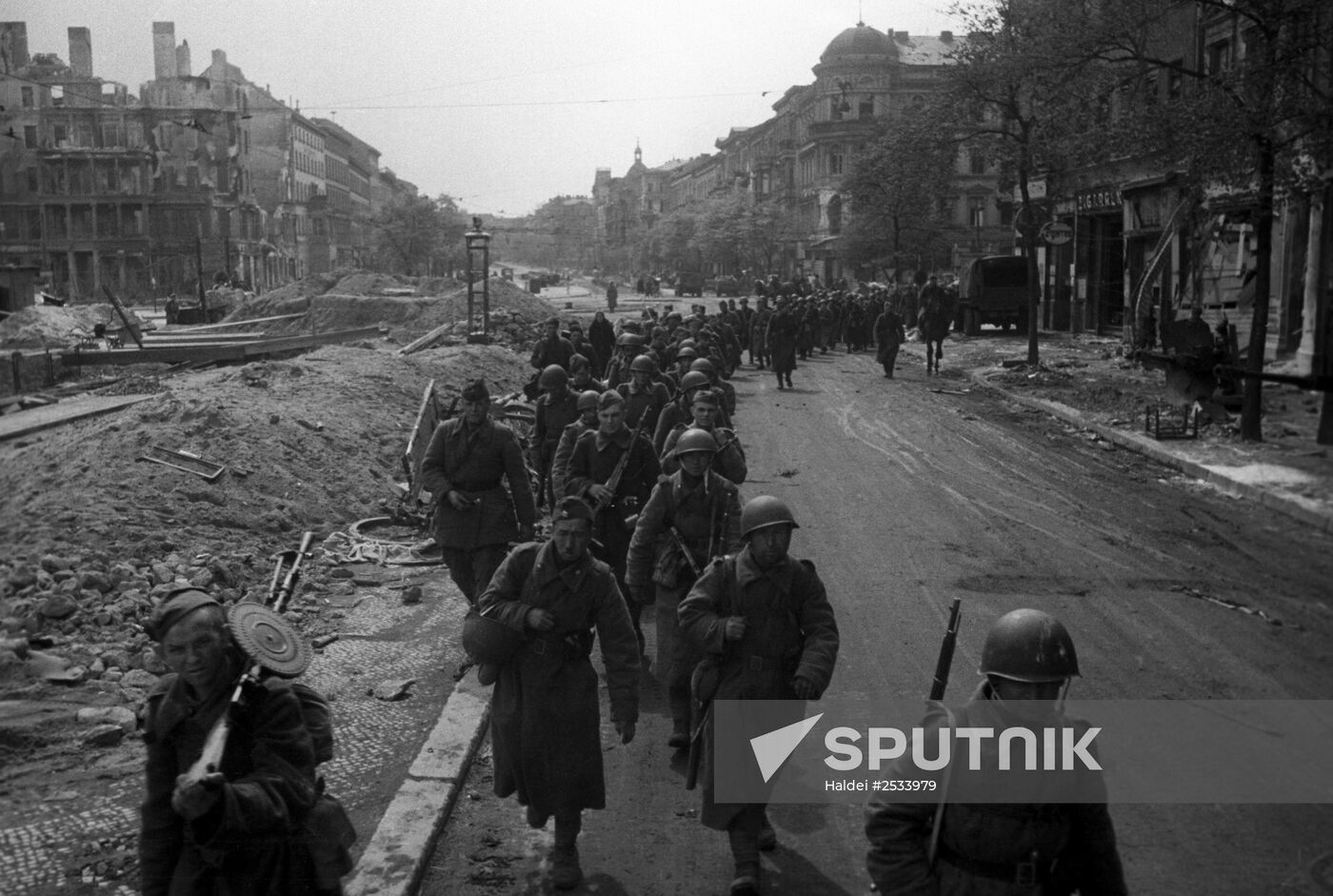 Soviet troops on way to Reichstag