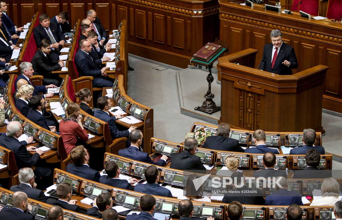 Ukraine parliament holds first session