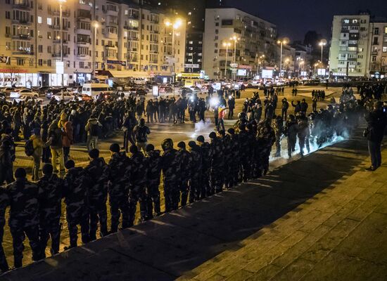 Football fans nearly disrupt Ani Lorak's concert in Kiev