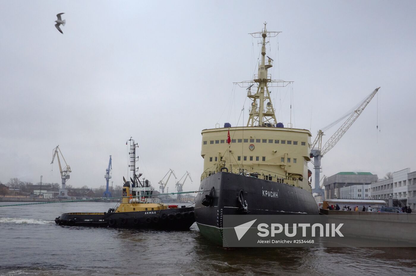 Krasin icebreaker returns to Lieutenant Schmidt Embankment