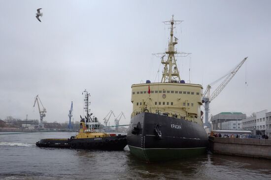 Krasin icebreaker returns to Lieutenant Schmidt Embankment