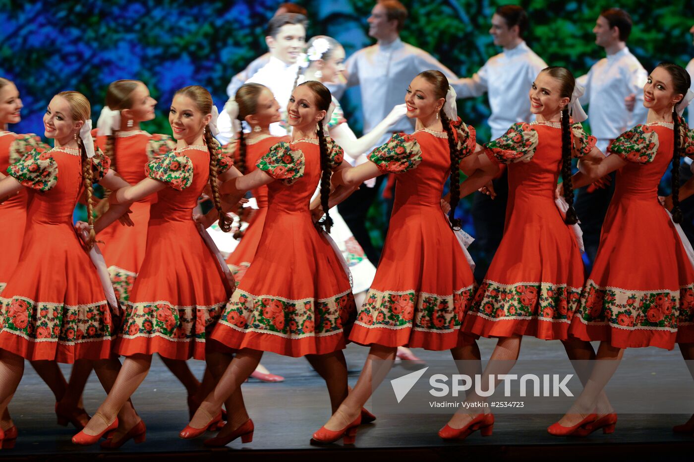 Igor Moiseyev's Folk Dance Company performs at Bolshoi Theatre