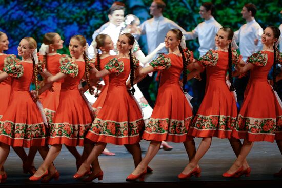 Igor Moiseyev's Folk Dance Company performs at Bolshoi Theatre