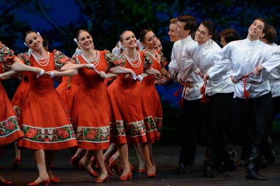 Igor Moiseyev's Folk Dance Company performs at Bolshoi Theatre