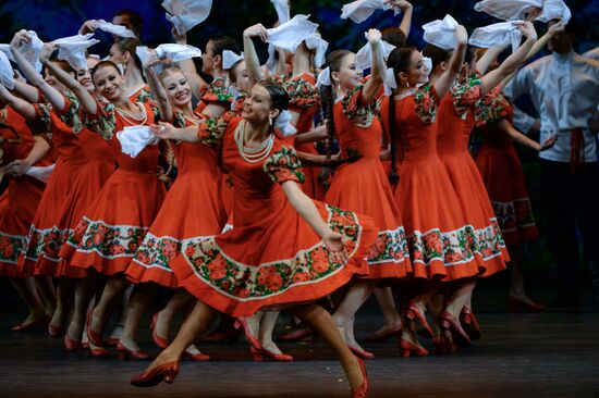 Igor Moiseyev's Folk Dance Company performs at Bolshoi Theatre