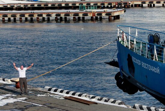 Russian 'Bear' pulls Eastern Bosphorus ferry