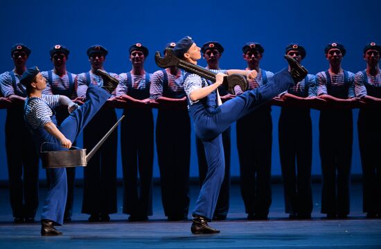 Igor Moiseyev's Folk Dance Company performs at Bolshoi Theatre