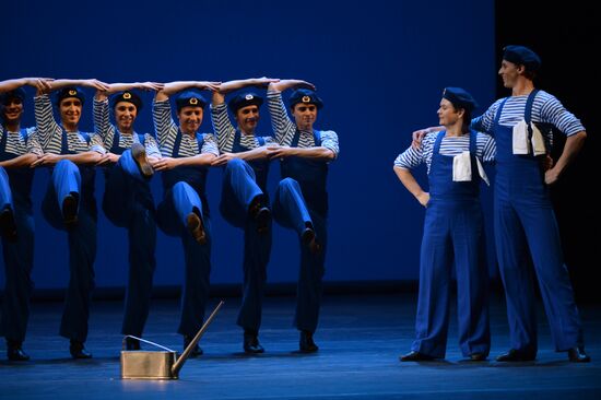 Igor Moiseyev's Folk Dance Company performs at Bolshoi Theatre