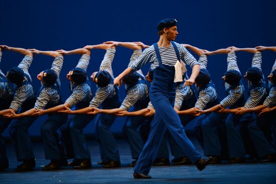 Igor Moiseyev's Folk Dance Company performs at Bolshoi Theatre