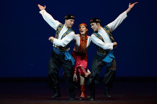 Igor Moiseyev's Folk Dance Company performs at Bolshoi Theatre