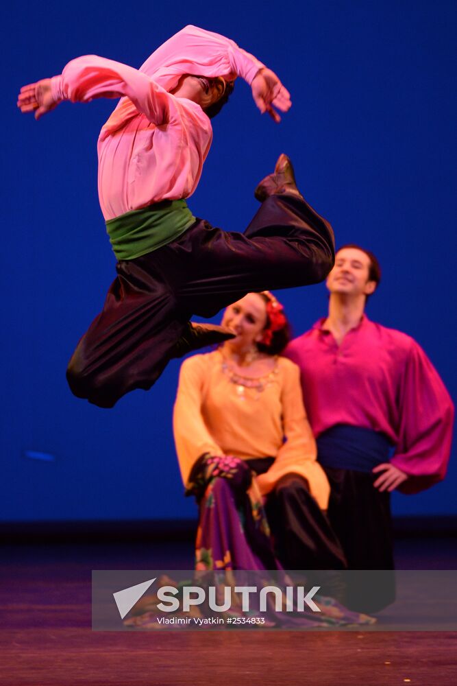 Igor Moiseyev's Folk Dance Company performs at Bolshoi Theatre