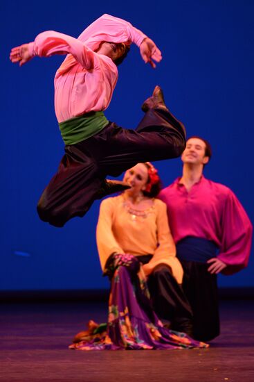 Igor Moiseyev's Folk Dance Company performs at Bolshoi Theatre