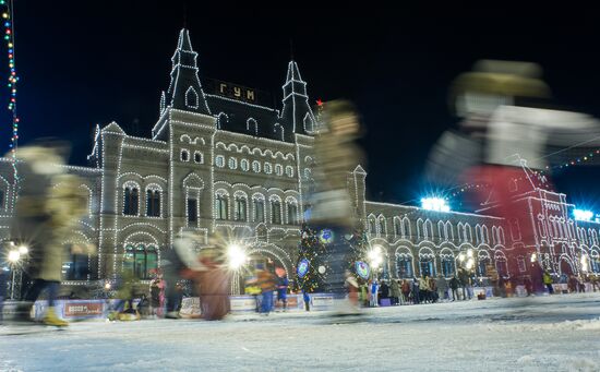 GUM ice skating rink opens on Red Square