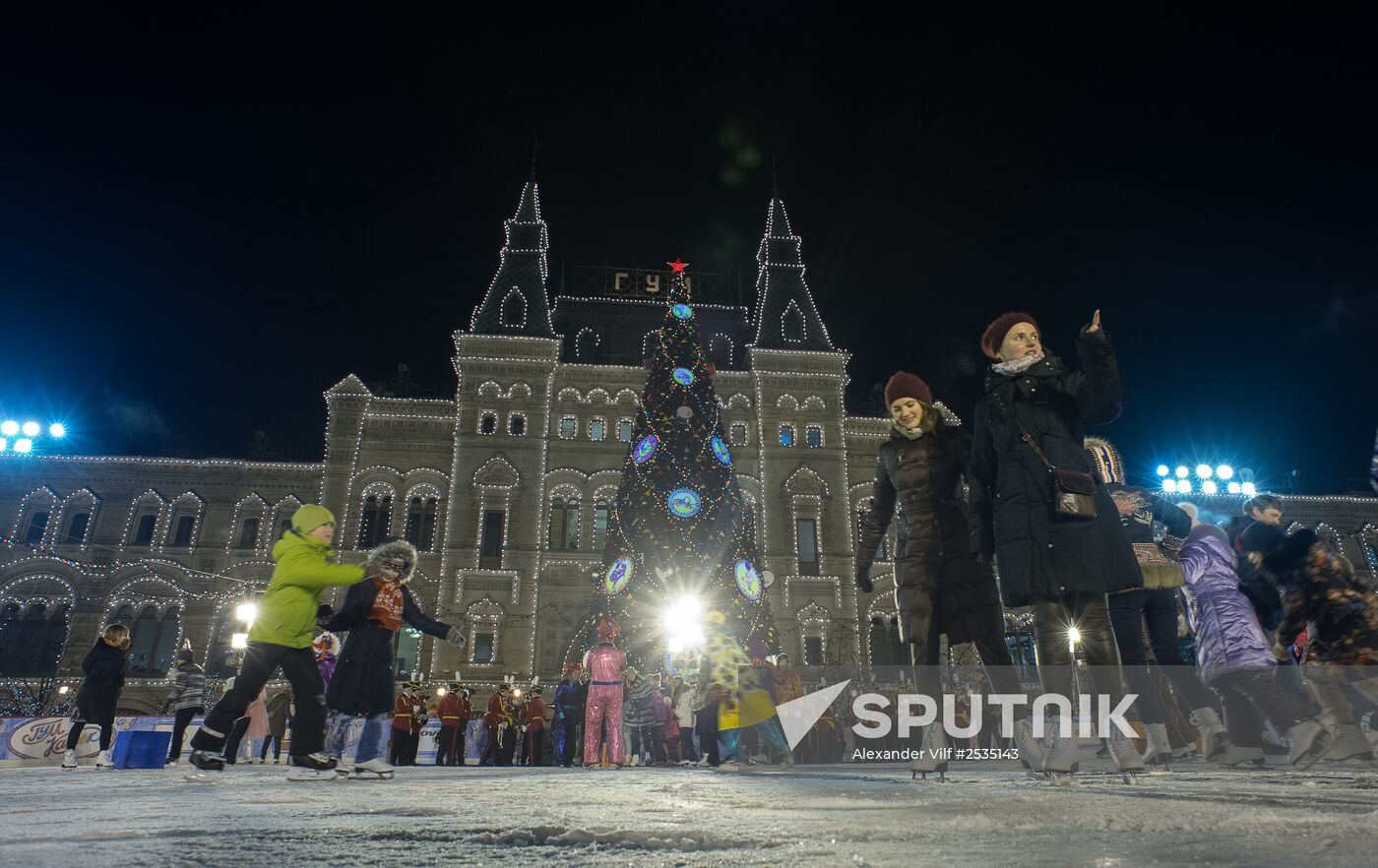 GUM ice skating rink opens on Red Square