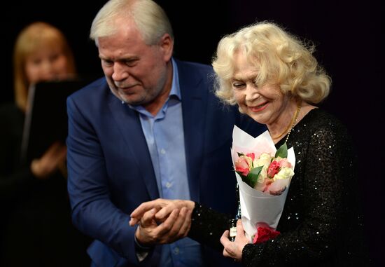 Presenting the People's Choice "Star of a Theatergoer" awards