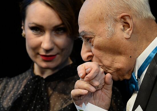 Presenting the People's Choice "Star Theatergoer" awards