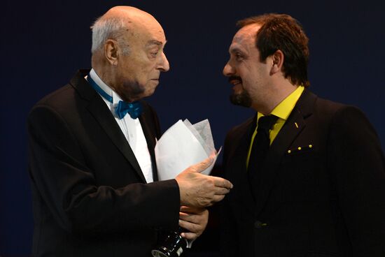 Presenting the People's Choice "Star of a Theatergoer" awards