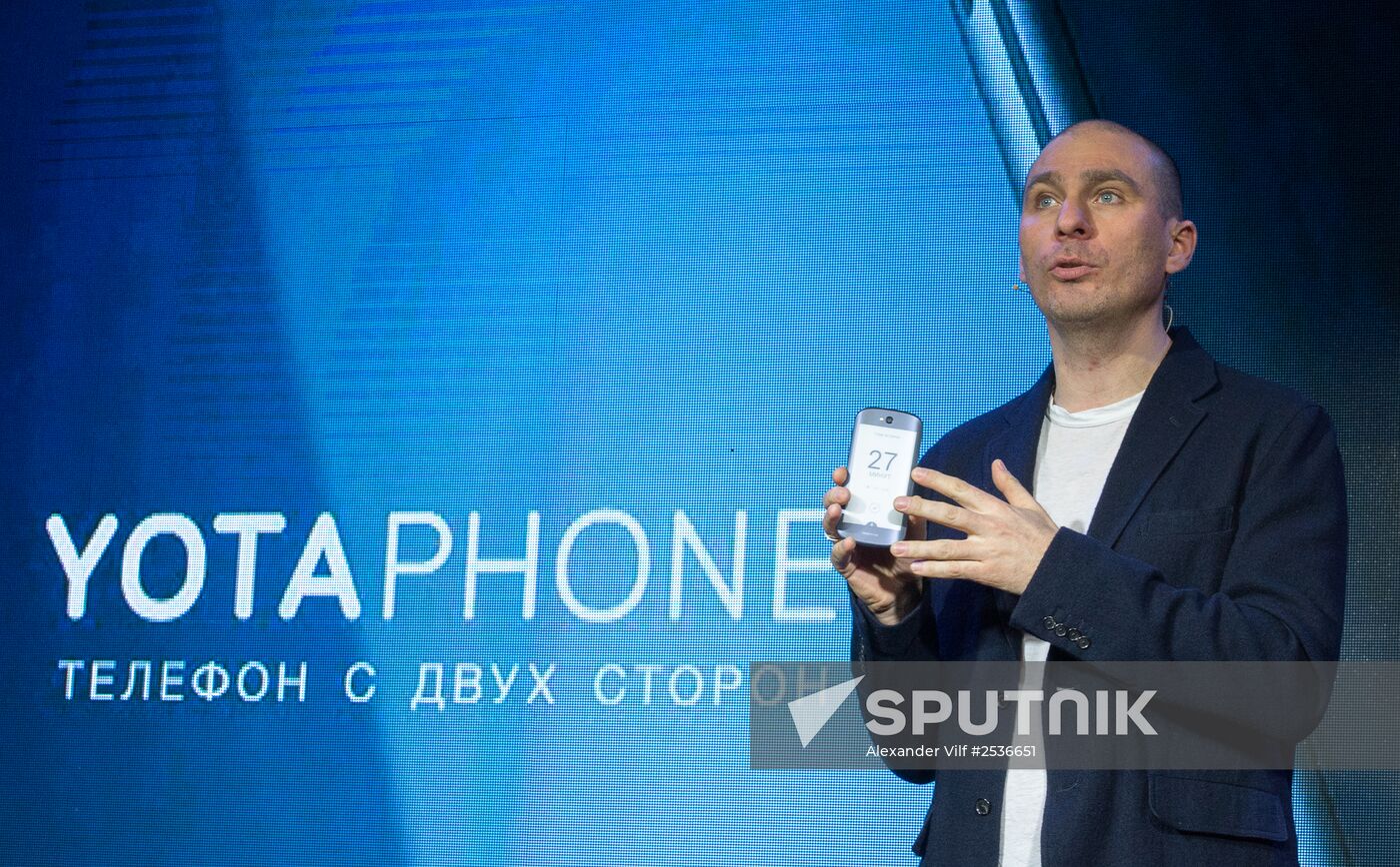 YotaPhone 2 smart phone presented in Russia